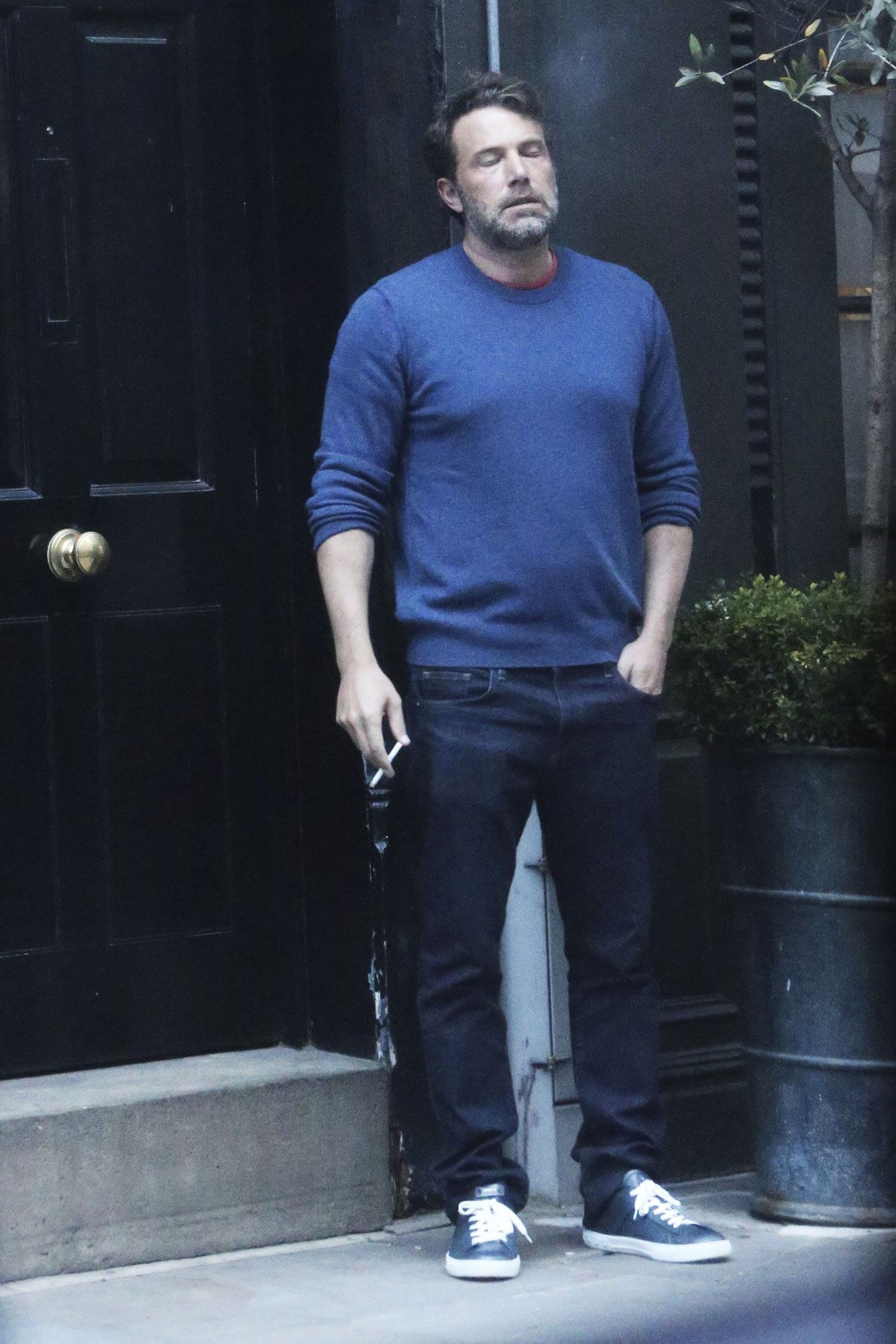 ben-affleck-smoking
