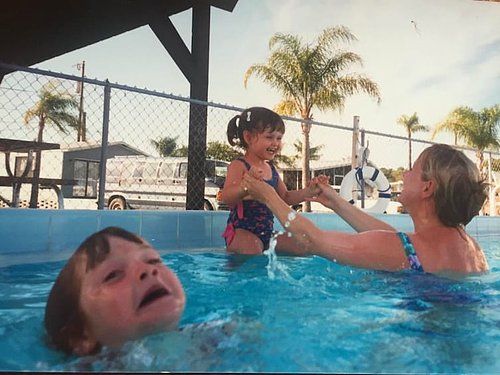 mother-ignoring-kid-drowning-in-a-pool