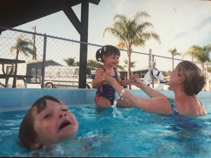 mother-ignoring-kid-drowning-in-a-pool