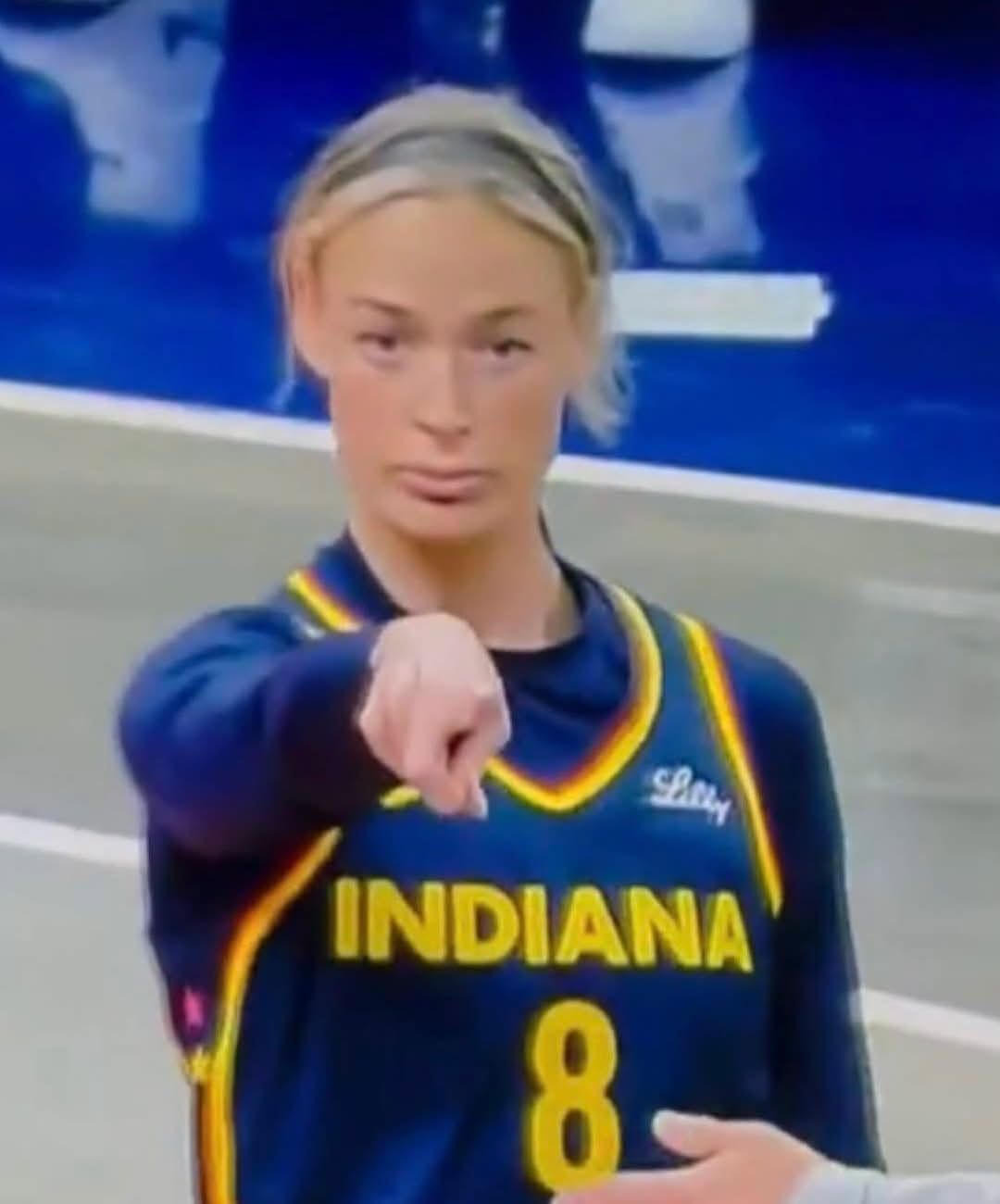 sophie-cunningham-pointing